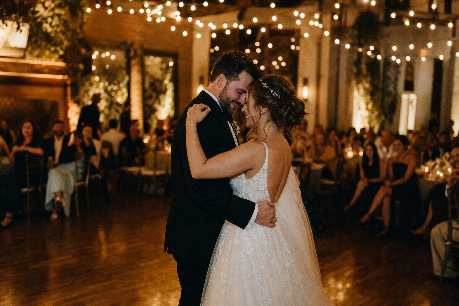 Première danse de mariage filmée en lumière chaude